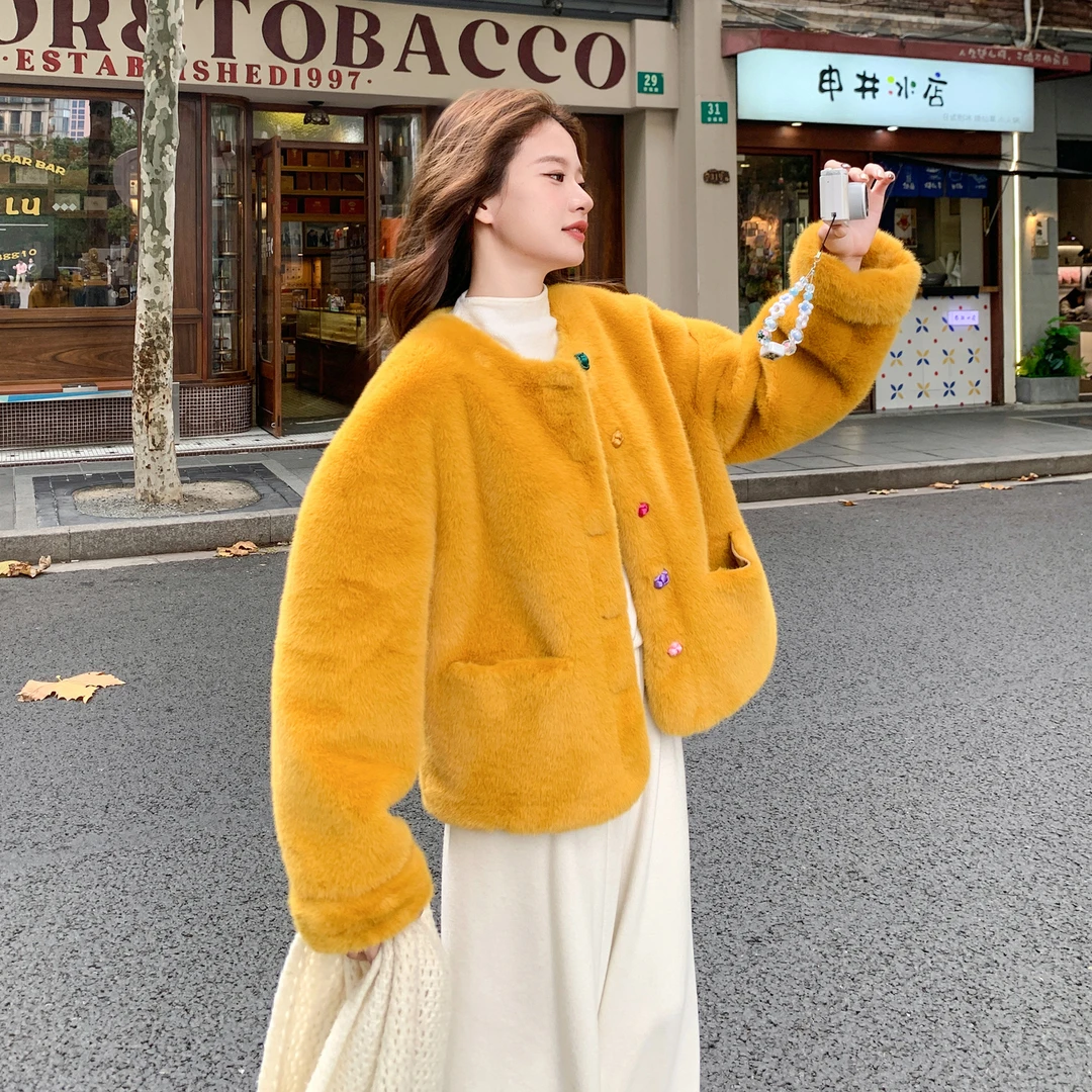 黄色时尚单排彩扣羊羔毛短外套女2025秋冬季新款加厚保暖皮毛一体