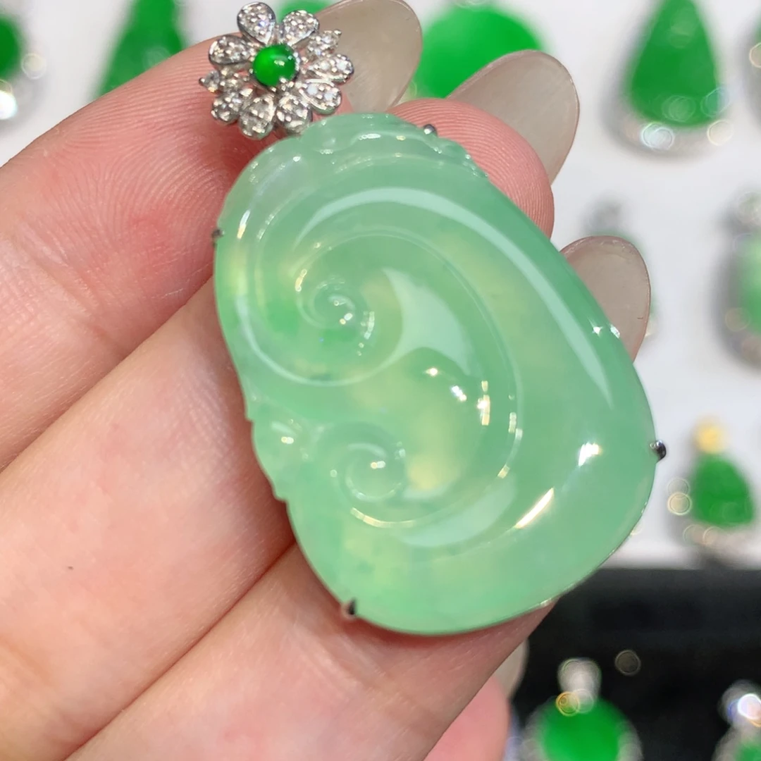 翡翠18K金镶嵌颈饰吊坠