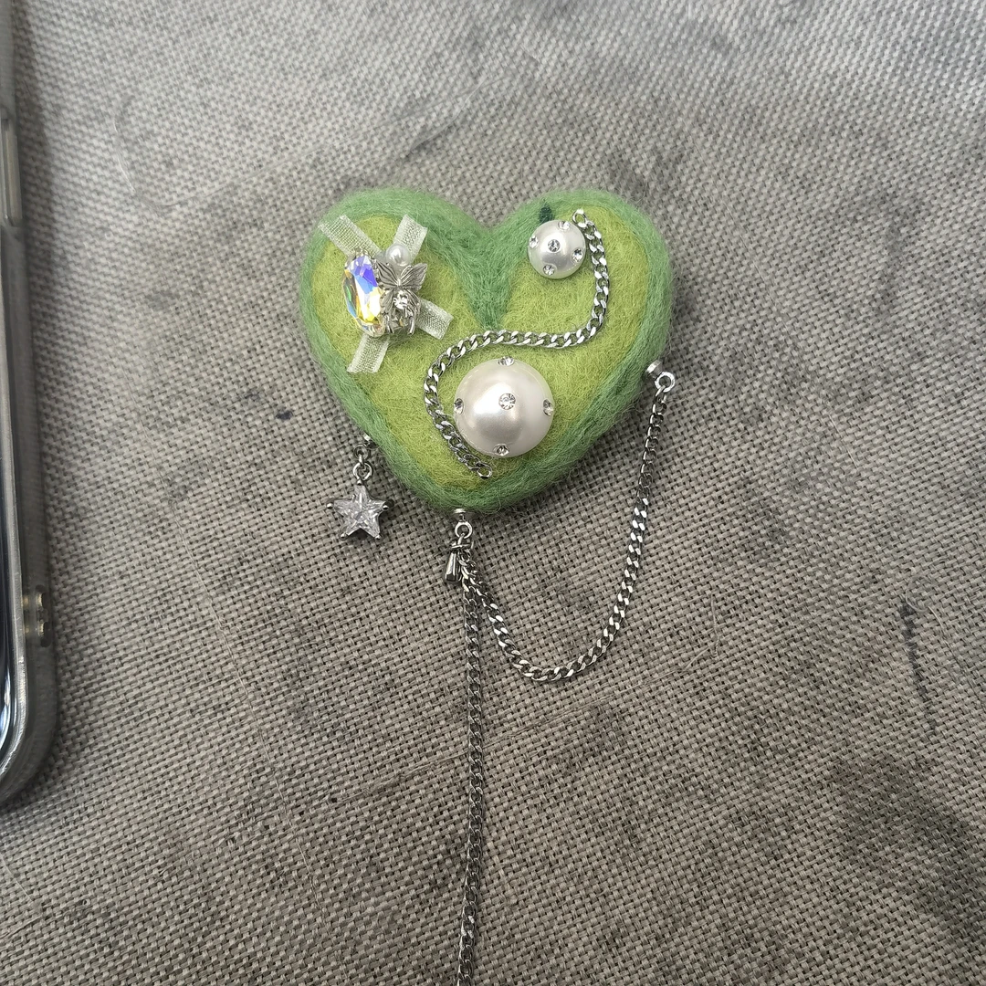 A913绿色爱心流苏款胸针