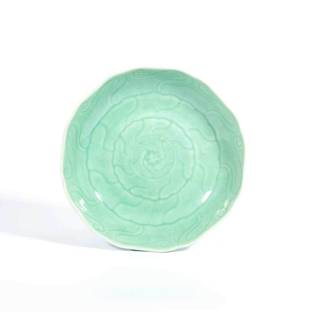 （预展）23.清乾隆 粉青釉暗刻花卉盘