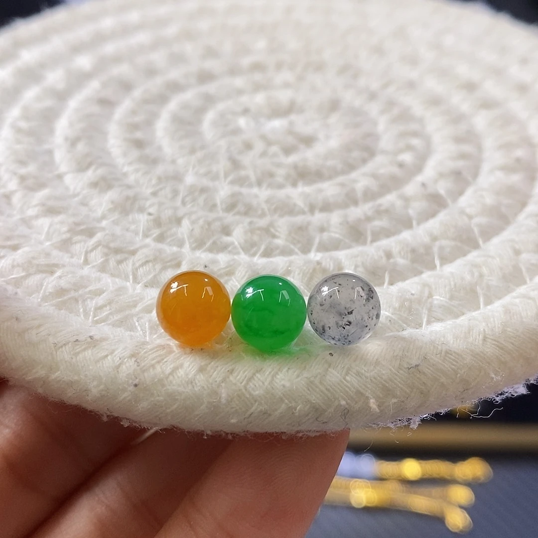 翡翠挂件未镶嵌一手珠珠