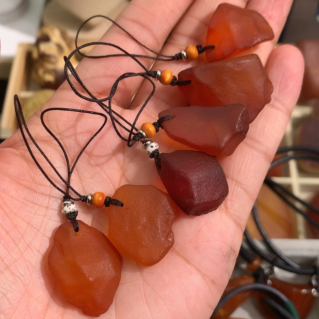 蜜蜡裸石未镶嵌发其中一个