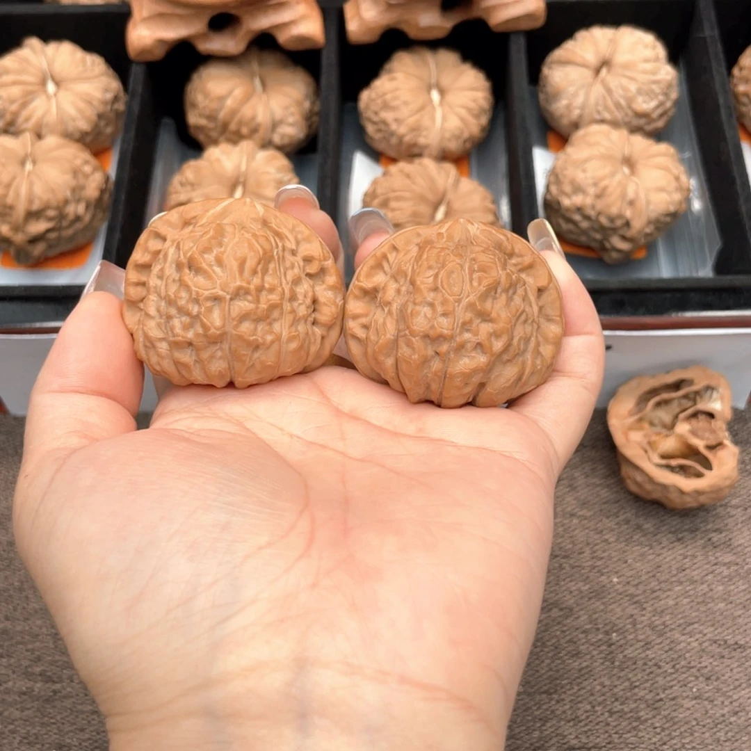 文玩核桃把件42近圆深凹正肩4220