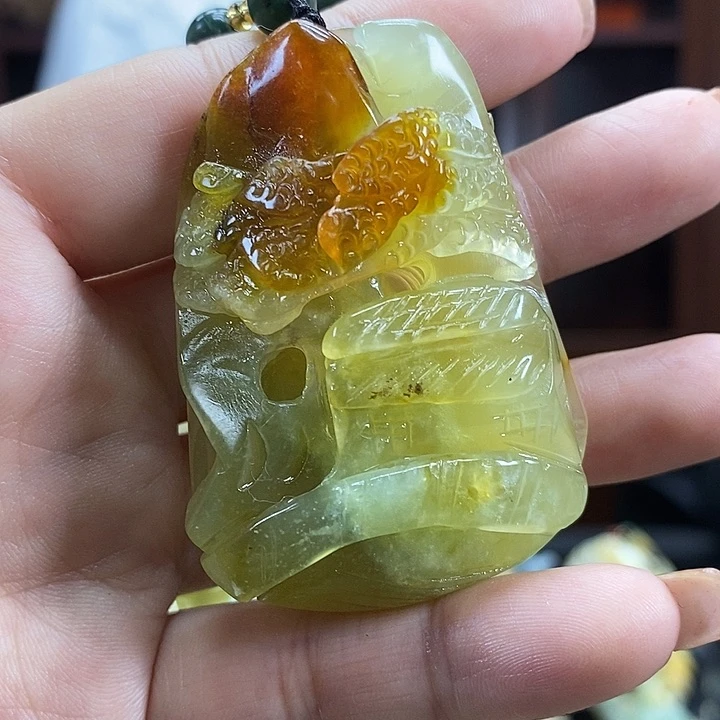 蛇纹石玉未镶嵌颈饰