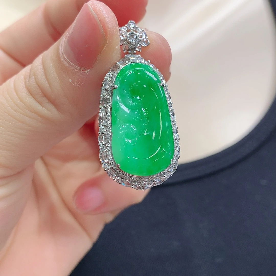 翡翠颈饰18K金镶嵌如意