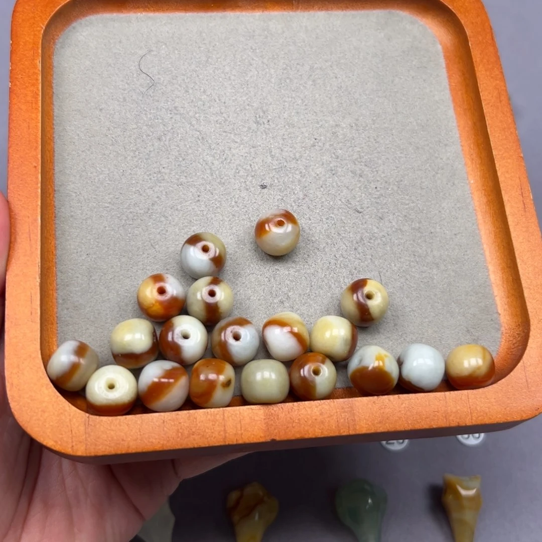 蛇纹石玉未镶嵌颈饰刘*团