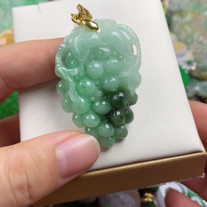 翡翠未镶嵌吊坠(赠链)