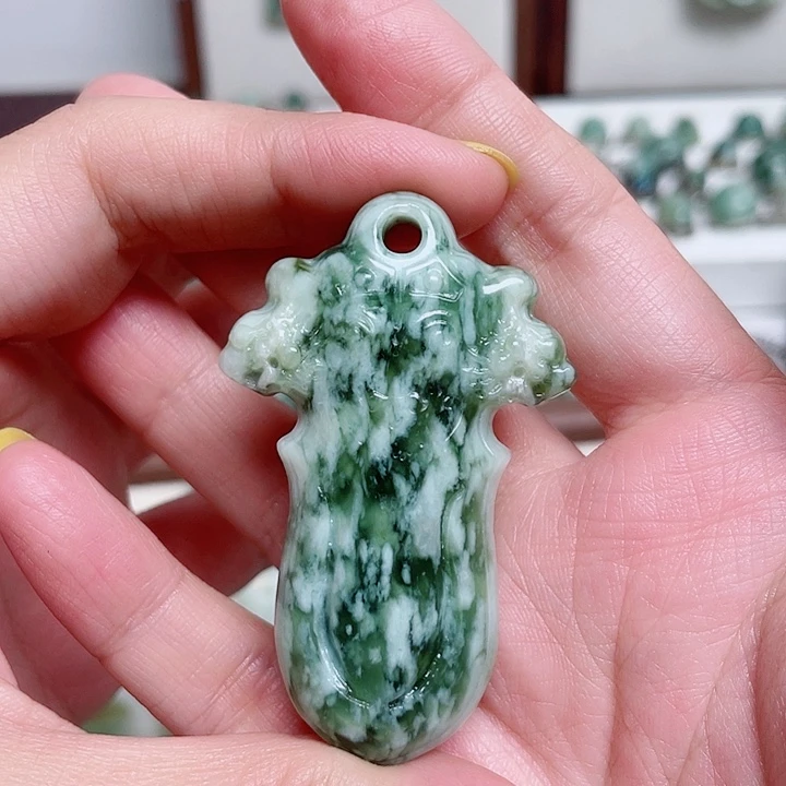 林***路未镶嵌透闪石-蛇纹石玉颈饰