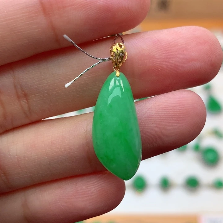 翡翠18K金镶嵌颈饰翡翠