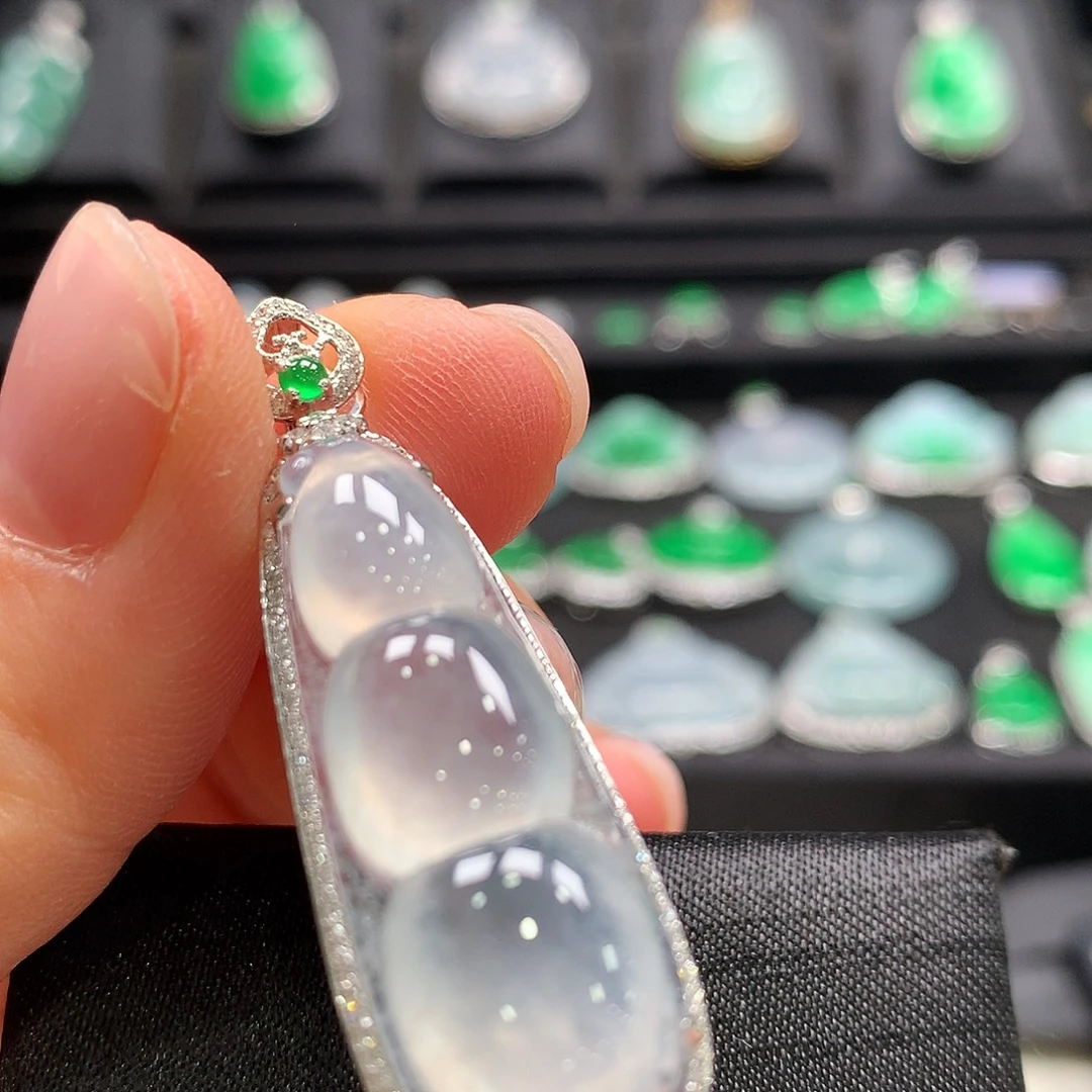 翡翠18K金镶嵌颈饰福豆