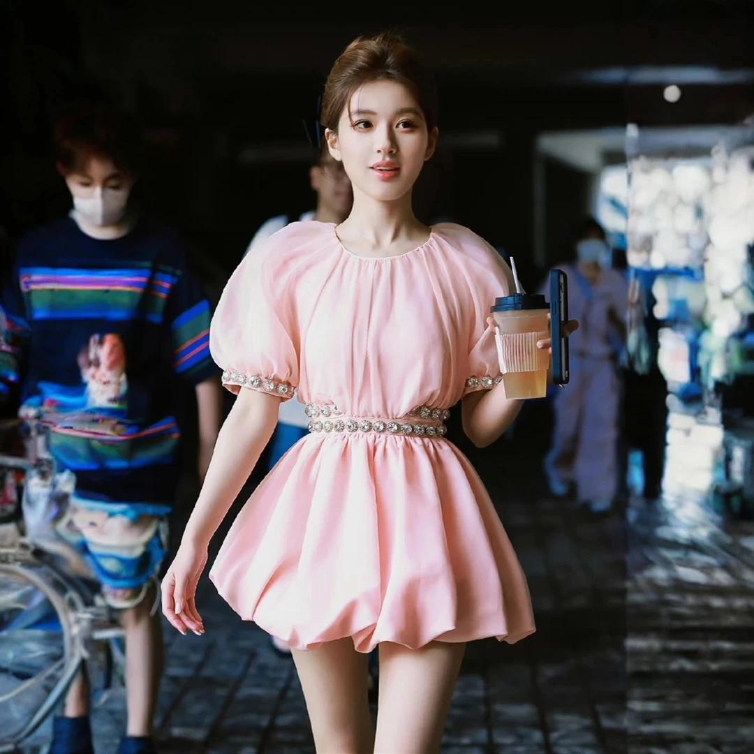 小香风时尚连衣裙女2025新款活泼减龄甜美粉色露腰钉钻花苞短裙子