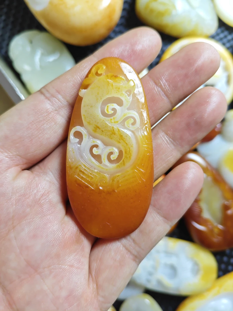 和田玉精品挂件仿古龙
