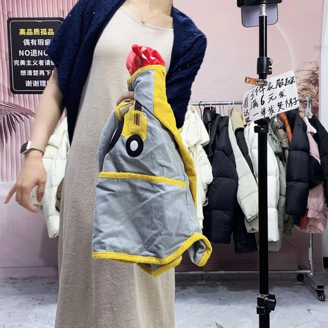 宝宝我，脖子上的小罩衣