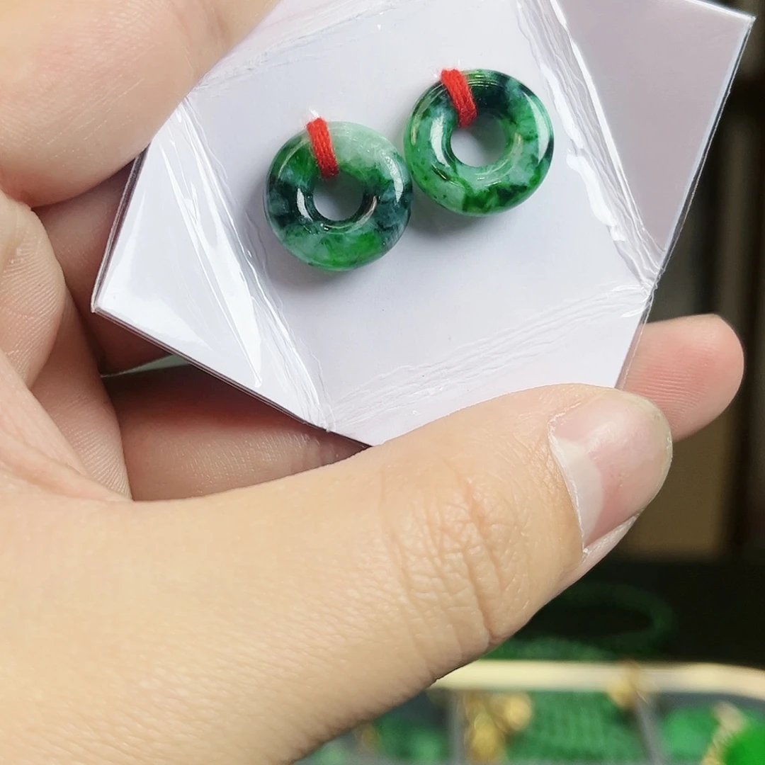 翡翠颈饰未镶嵌耳饰