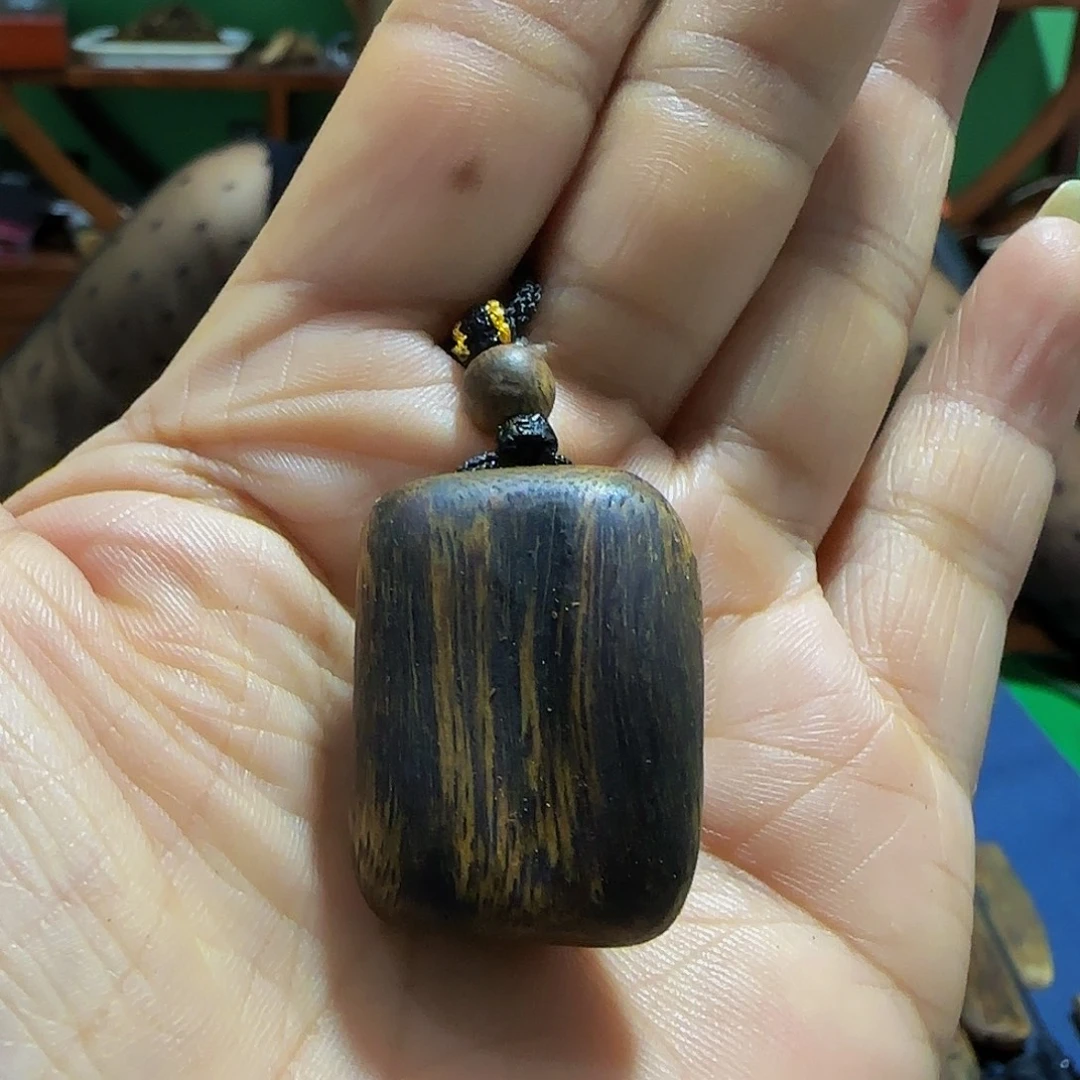 沉香沉香碎屑海南白奇乌身瘤疤带绳6.3克