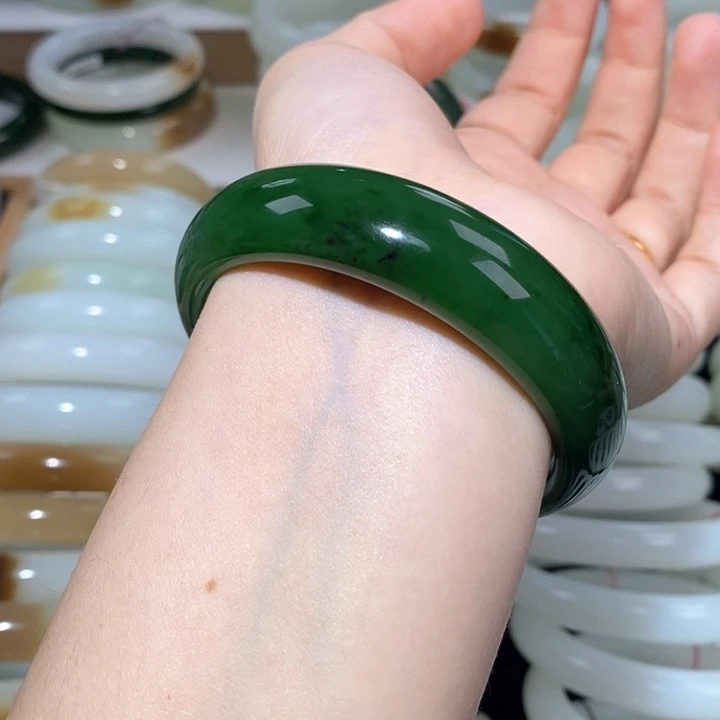 和田玉手镯未镶嵌红皮碧玉