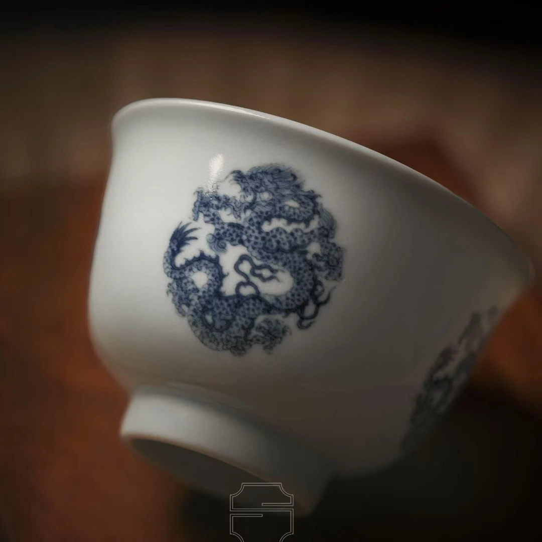 赏瓷观窑青花团龙墩式杯