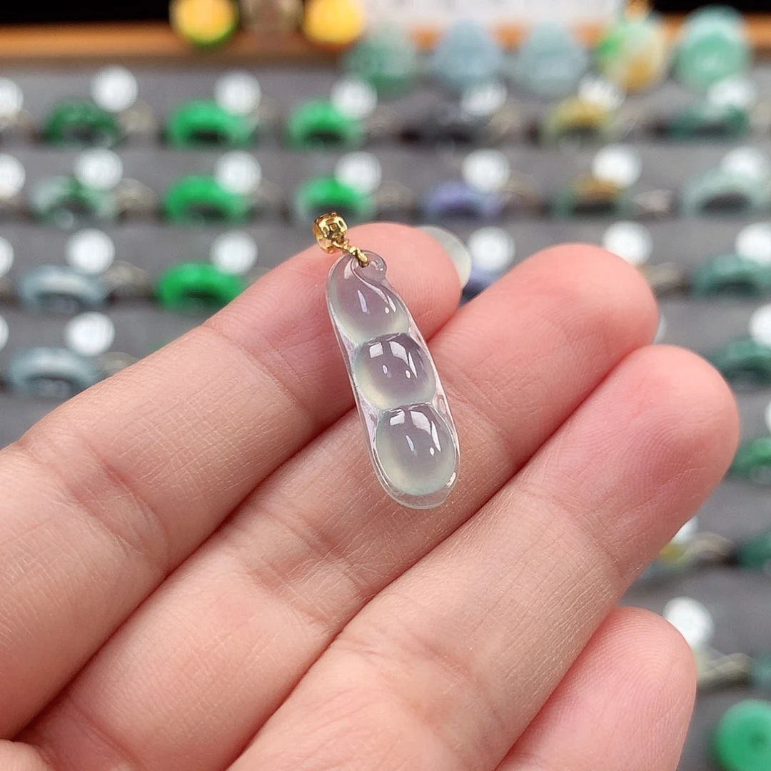 平***了翡翠未镶嵌颈饰福豆