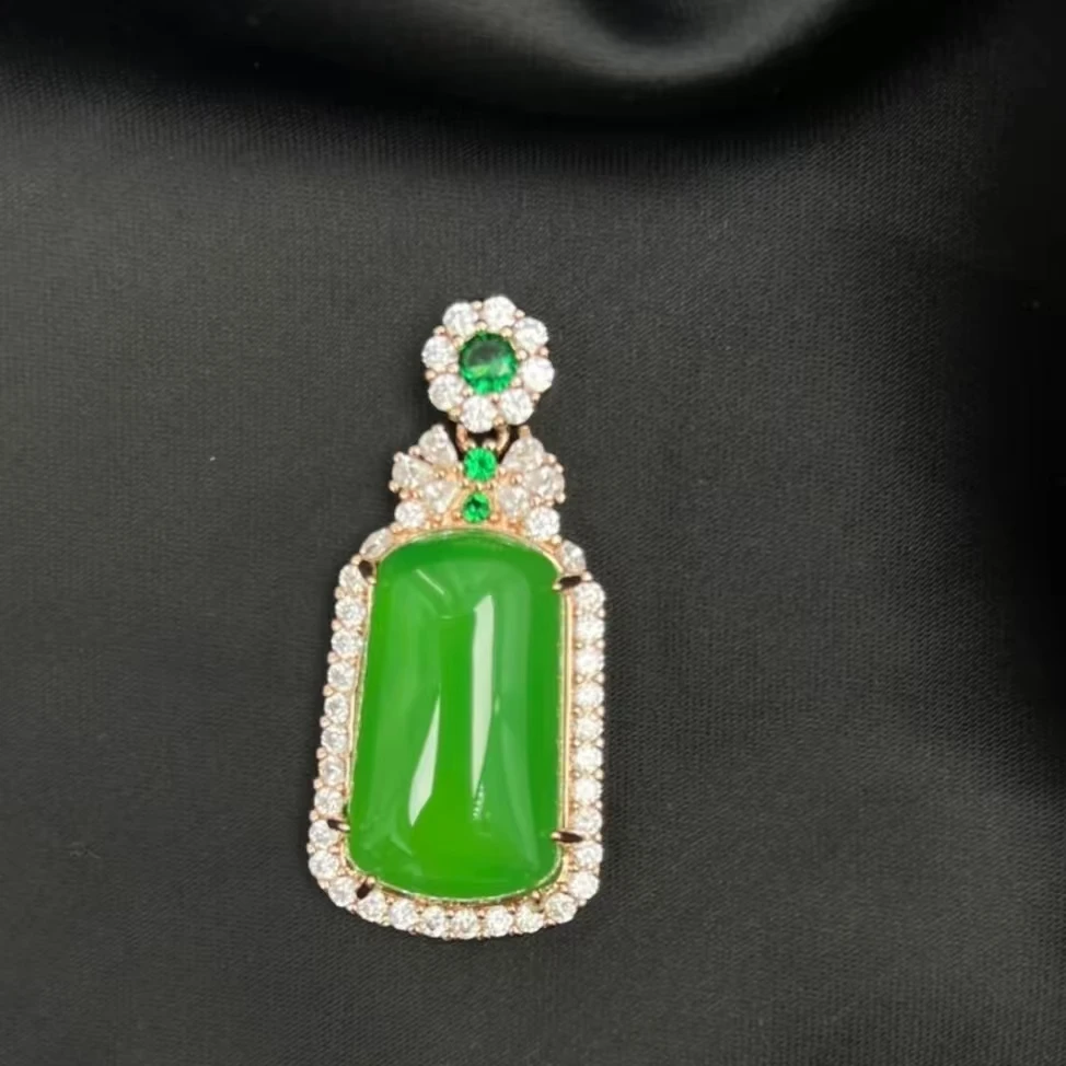 【王妃珠宝】天然绿玉髓满绿满钻无事牌吊坠玫瑰金色底托（赠链）