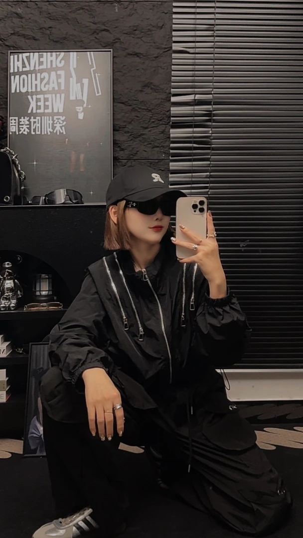 随机鸭舌帽或美衣一件