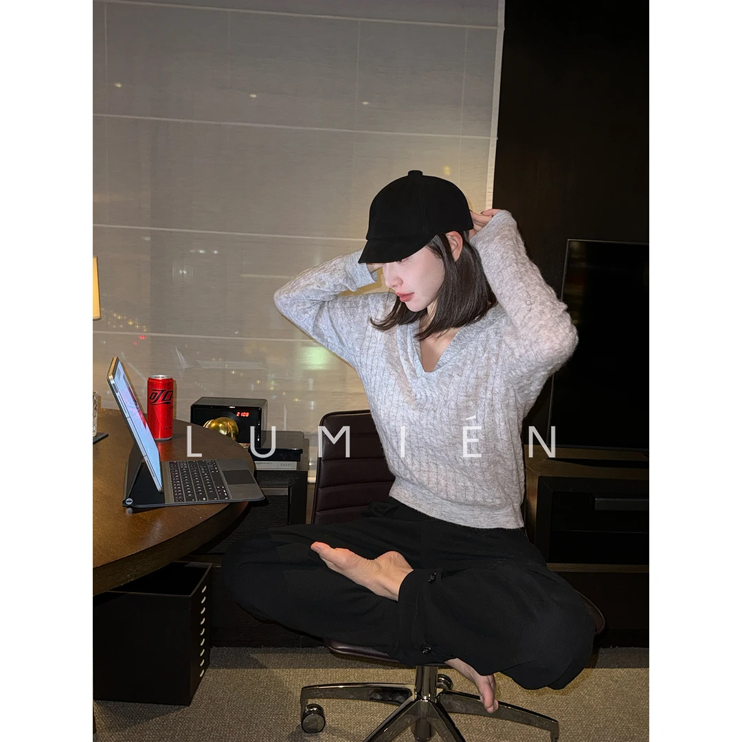 【LUMIEN 新品】“暮色绞花”柔软羊绒V领氛围感针织衫LX5FSS155