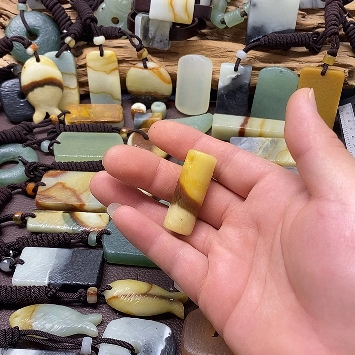 荣***耀蛇纹石玉未镶嵌颈饰