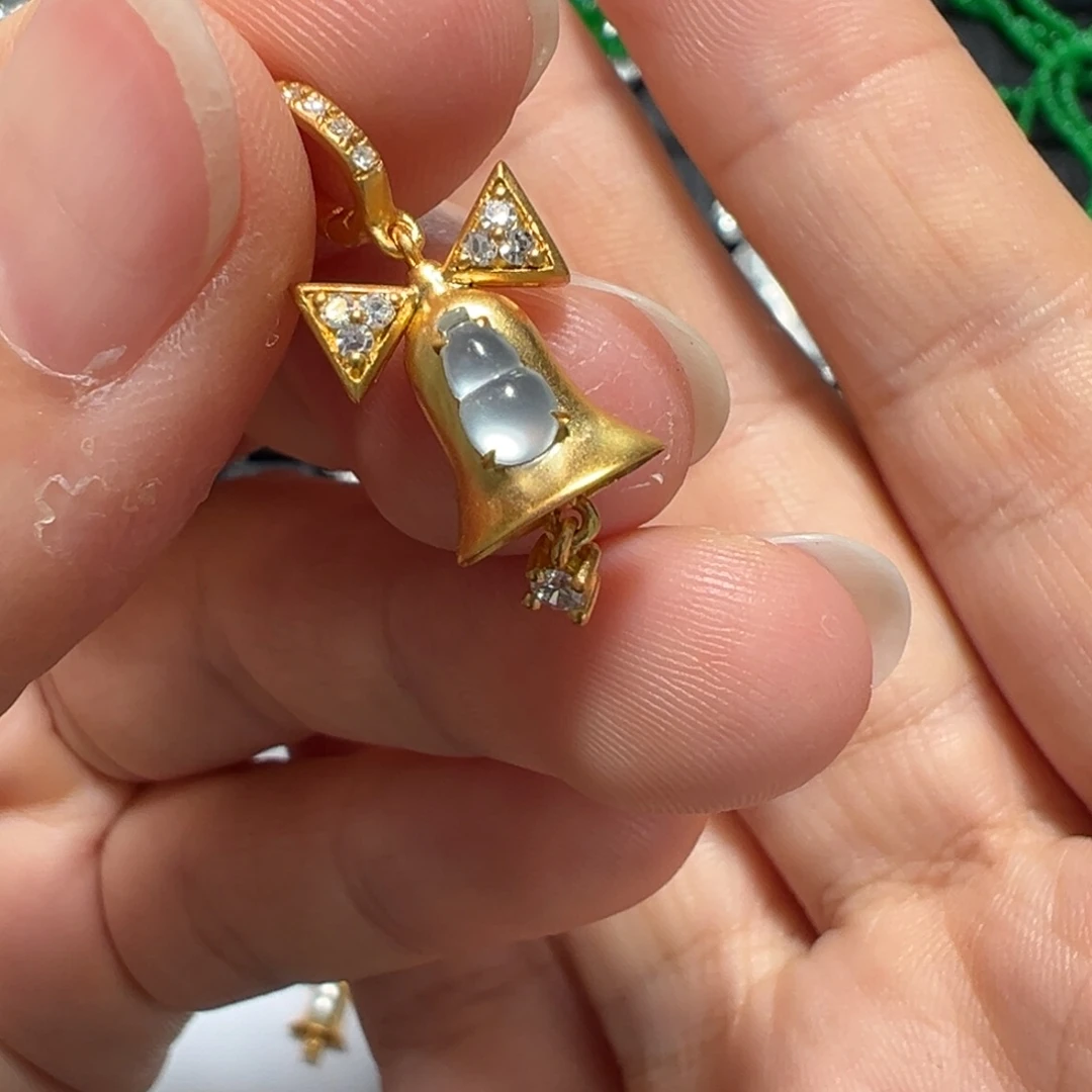 翡翠18K金镶嵌颈饰铃铛