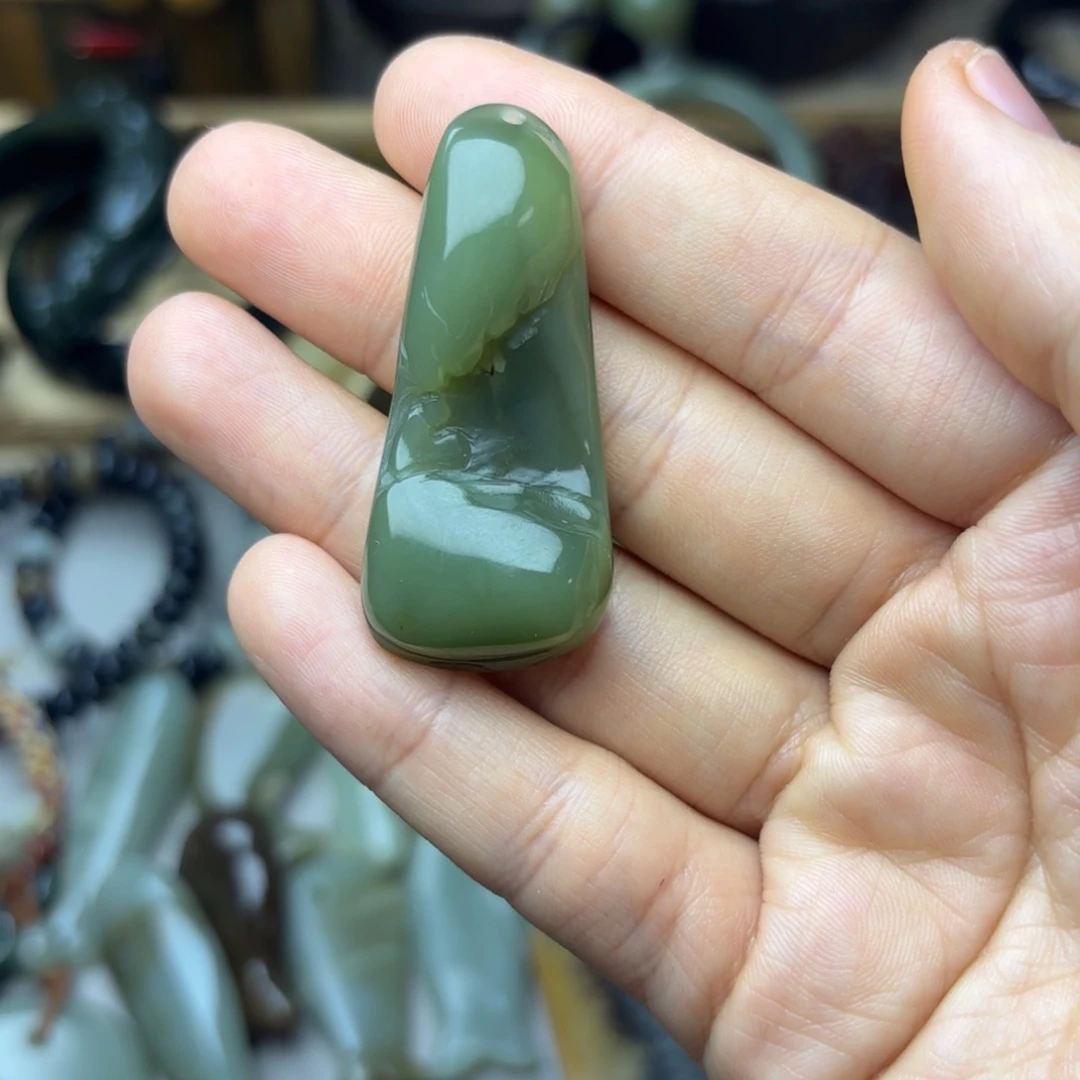 小***字透闪石质玉未镶嵌颈饰有瑕疵