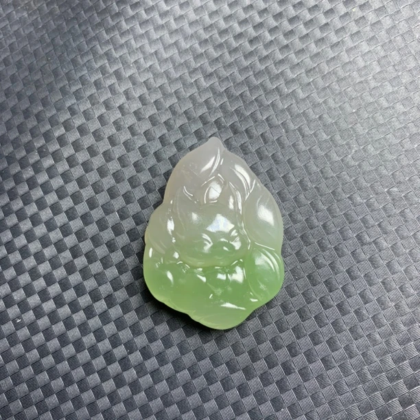 和田玉冰烟紫带翠九尾狐吊坠