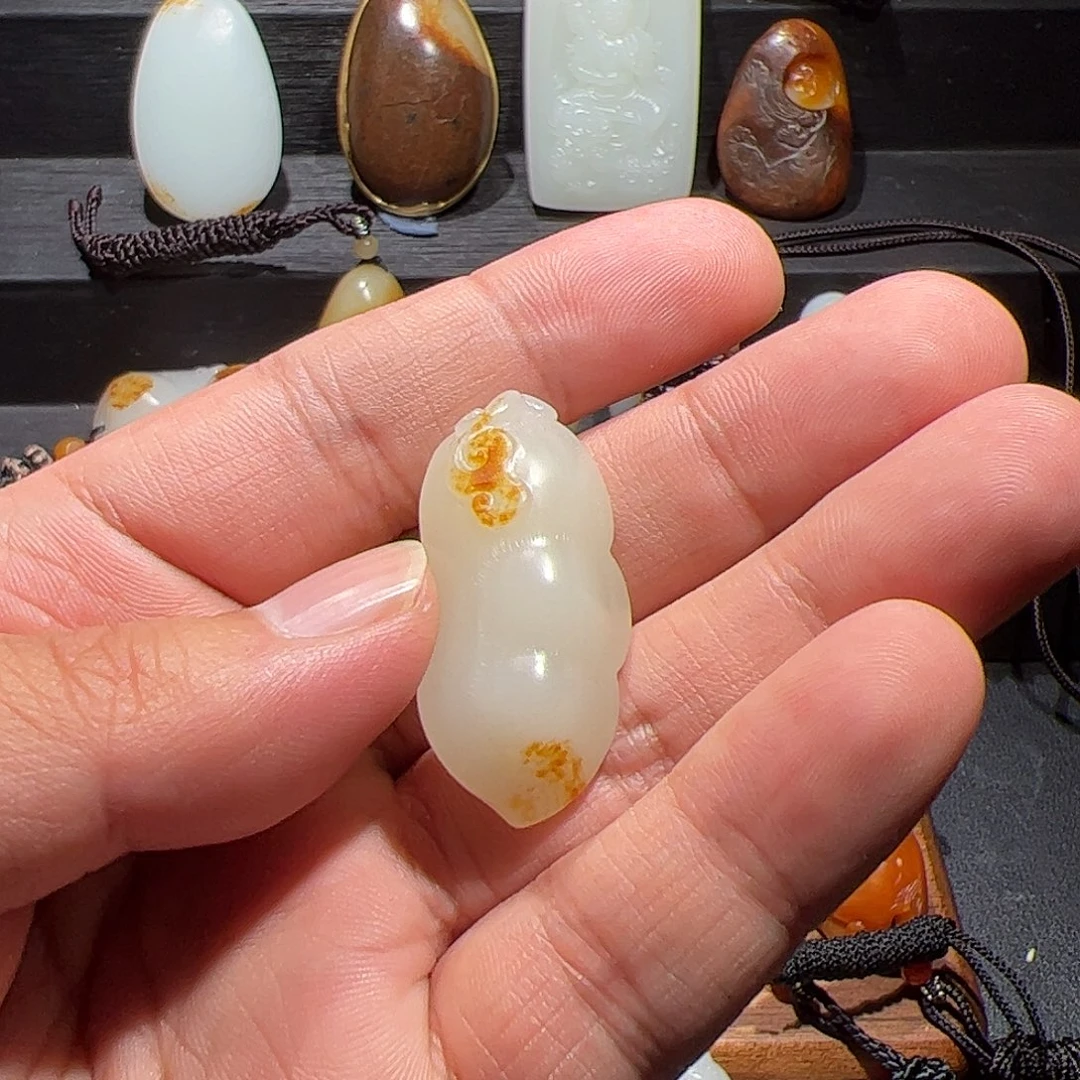 颈饰未镶嵌和田玉钟****?