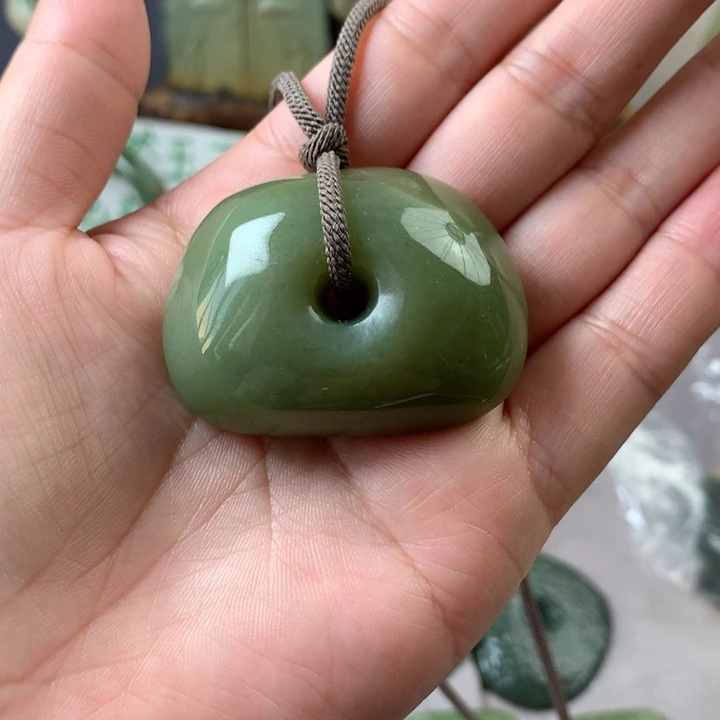 透闪石质玉挂件未镶嵌轻**月