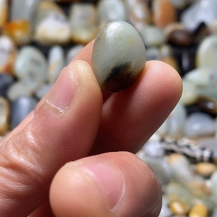 和田玉未镶嵌颈饰三色吊坠