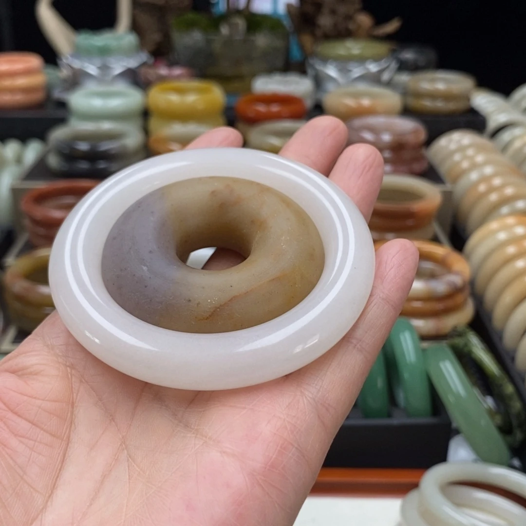 小***吖石英质玉未镶嵌手镯