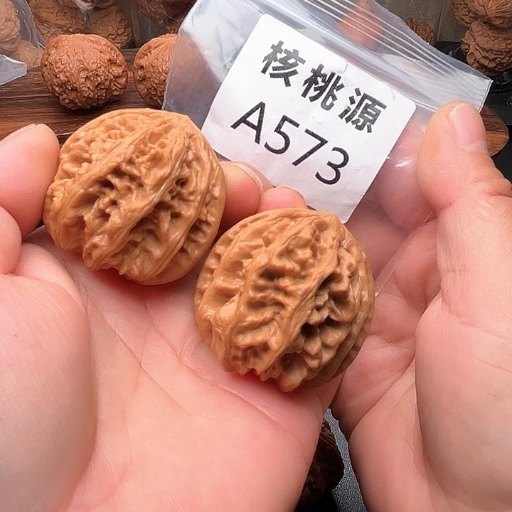 文玩核桃把件三羊谷火山小粗筋40