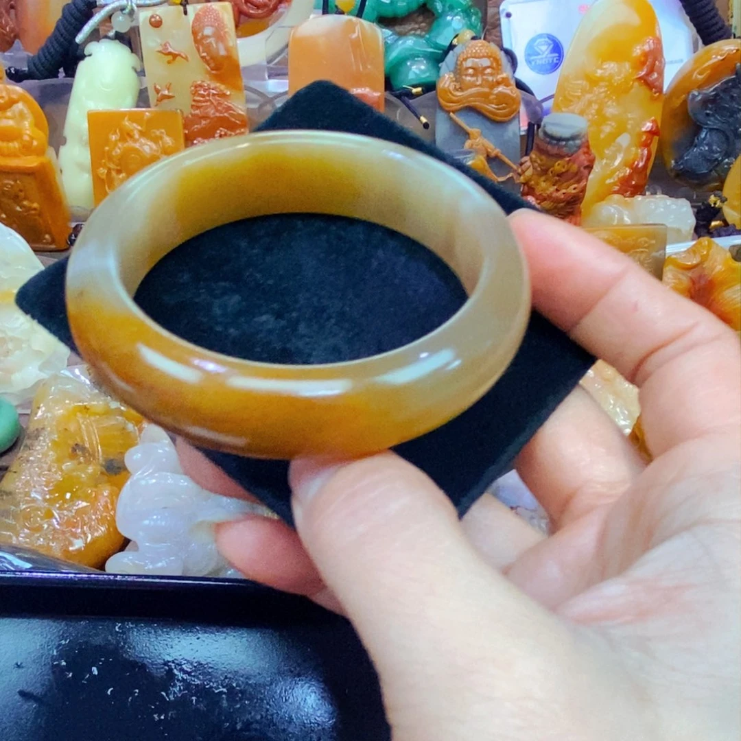 未镶嵌石英质玉（黄龙玉）颈饰