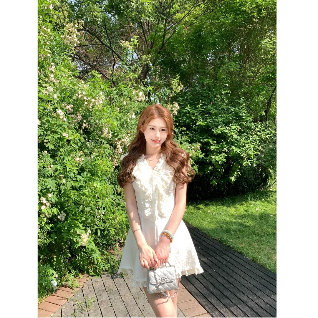 麻吉麻吉mochi【冰玉白茶】V领小飞袖连衣裙夏季收腰先手荷叶边短裙