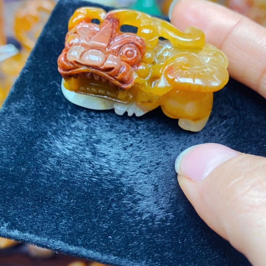未镶嵌石英质玉（黄龙玉）颈饰