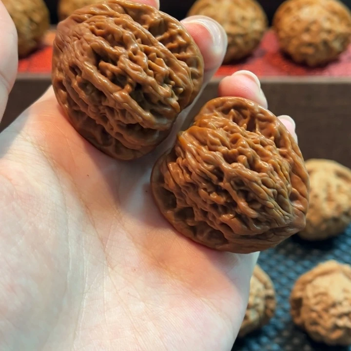 文玩核桃吊坠虎头