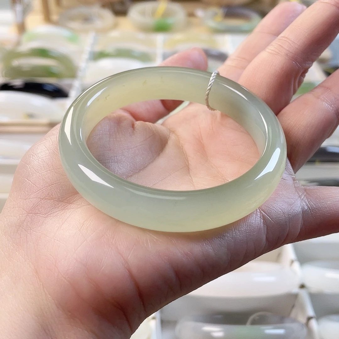 和田玉未镶嵌手镯