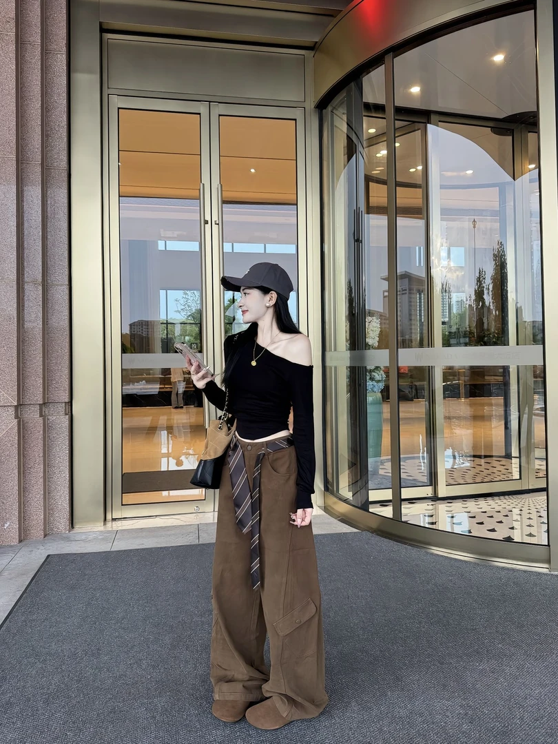 早秋穿搭一整套高级斜肩设计感上衣+高腰显瘦弯刀工装裤两件套女