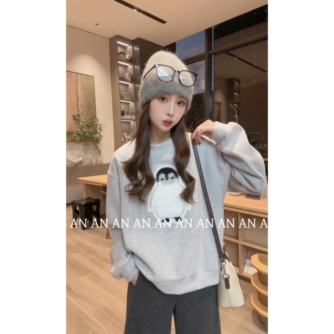 C11335冬季时尚减龄慵懒感宽松套头无帽圆领加绒企鹅卫衣