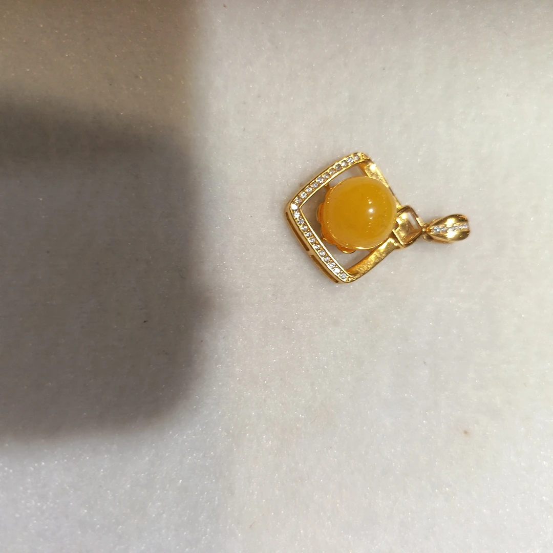 俄罗斯老矿鸡油黄蜜蜡吊坠,蛋面直经径10.5mm,大气时尚。