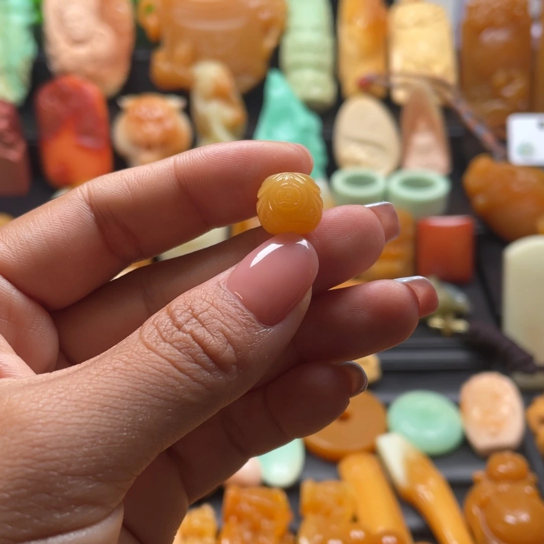 颈饰未镶嵌石英质玉（缅黄）