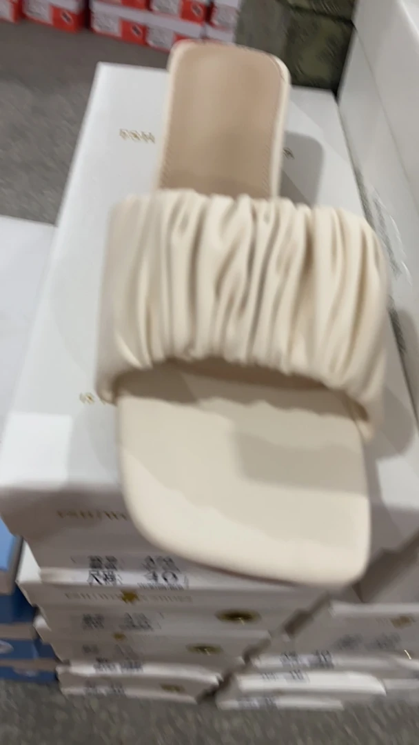 76米色，黑色时尚高端女鞋