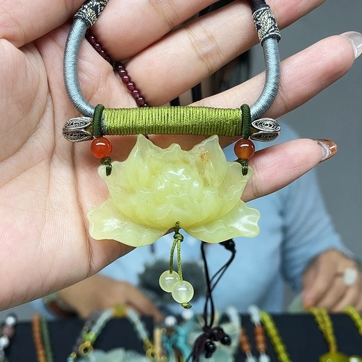 蛇纹石玉未镶嵌颈饰