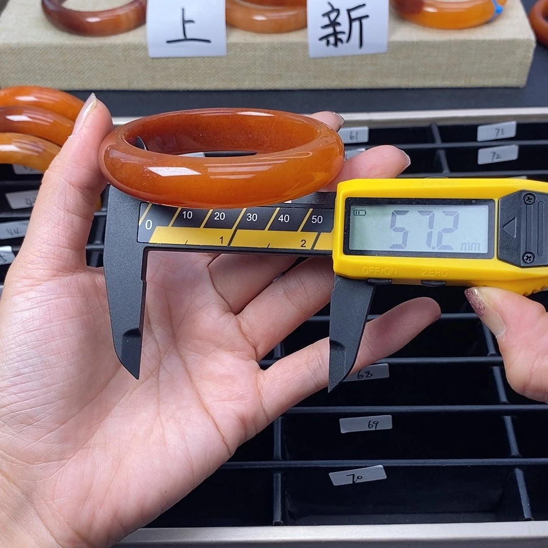 未镶嵌石英质玉（黄龙玉）手镯44号