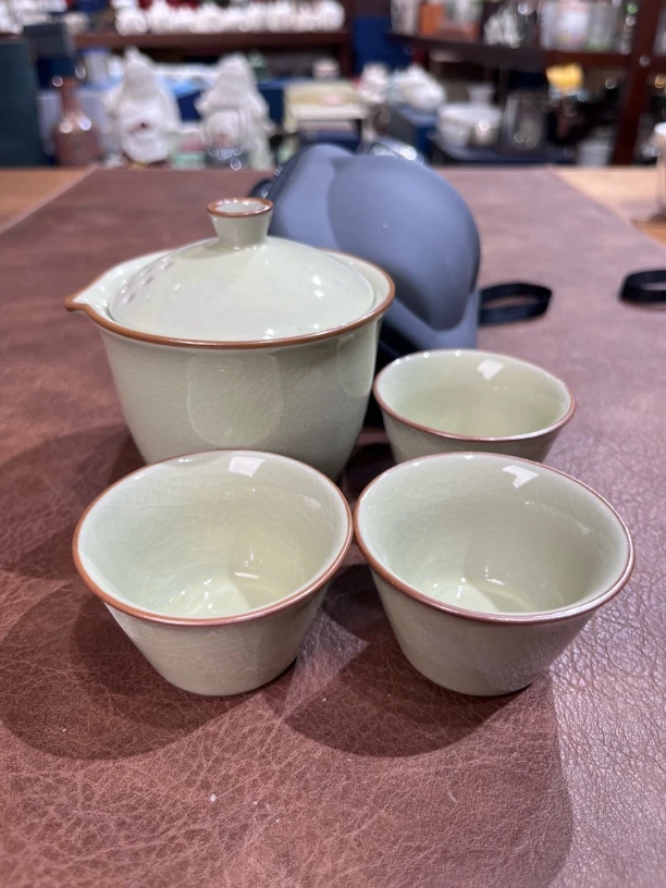 469象牙黄冰裂纹一壶三杯旅行茶具