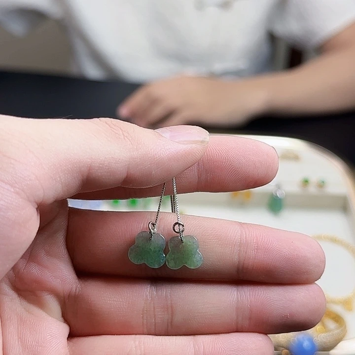 翡翠未镶嵌颈饰，