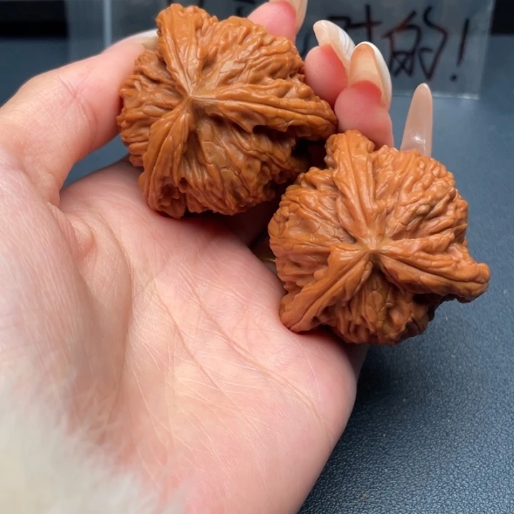 钢***儿文玩核桃吊坠白狮子