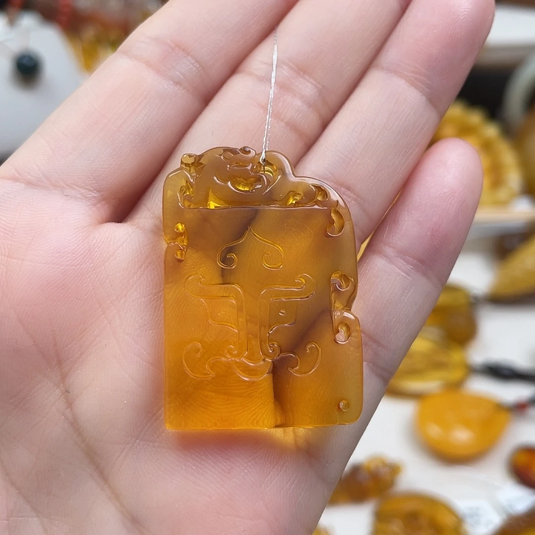 蓝珀未镶嵌珠宝奇石仿古龙守护牌